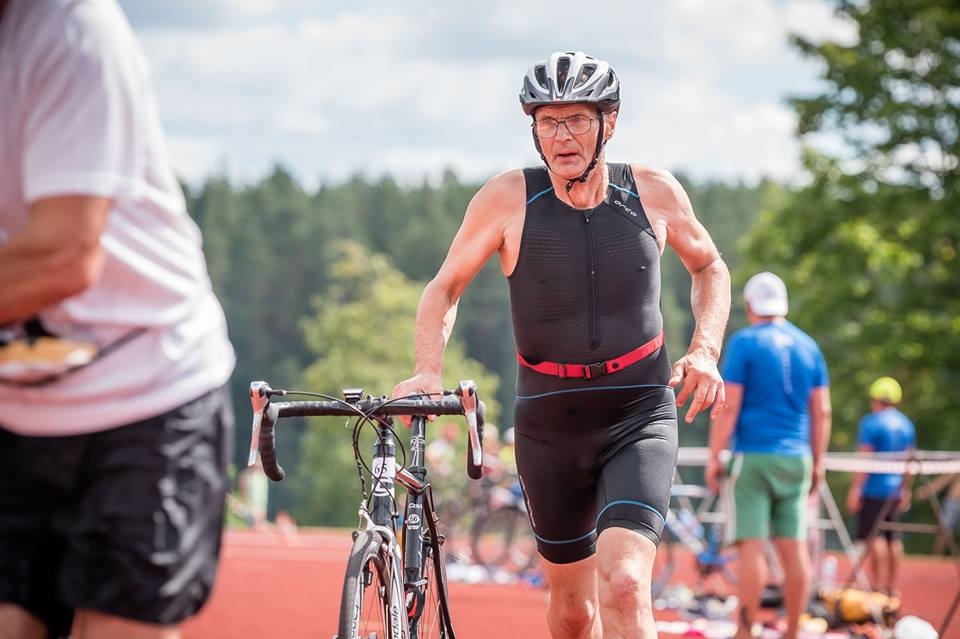 Latvijas kausa izcīņas posms sprinta distancē triatlonā sporta klases dalībnieks, M60 grupas uzvarētājs Vilis Mednis pēc sacensībām neslēpj prieku, ka triatlons beidzot notiek Smiltenē. Vilis šo mirkli sen gaidījis. 
Autors:  AGNIS MELDERIS