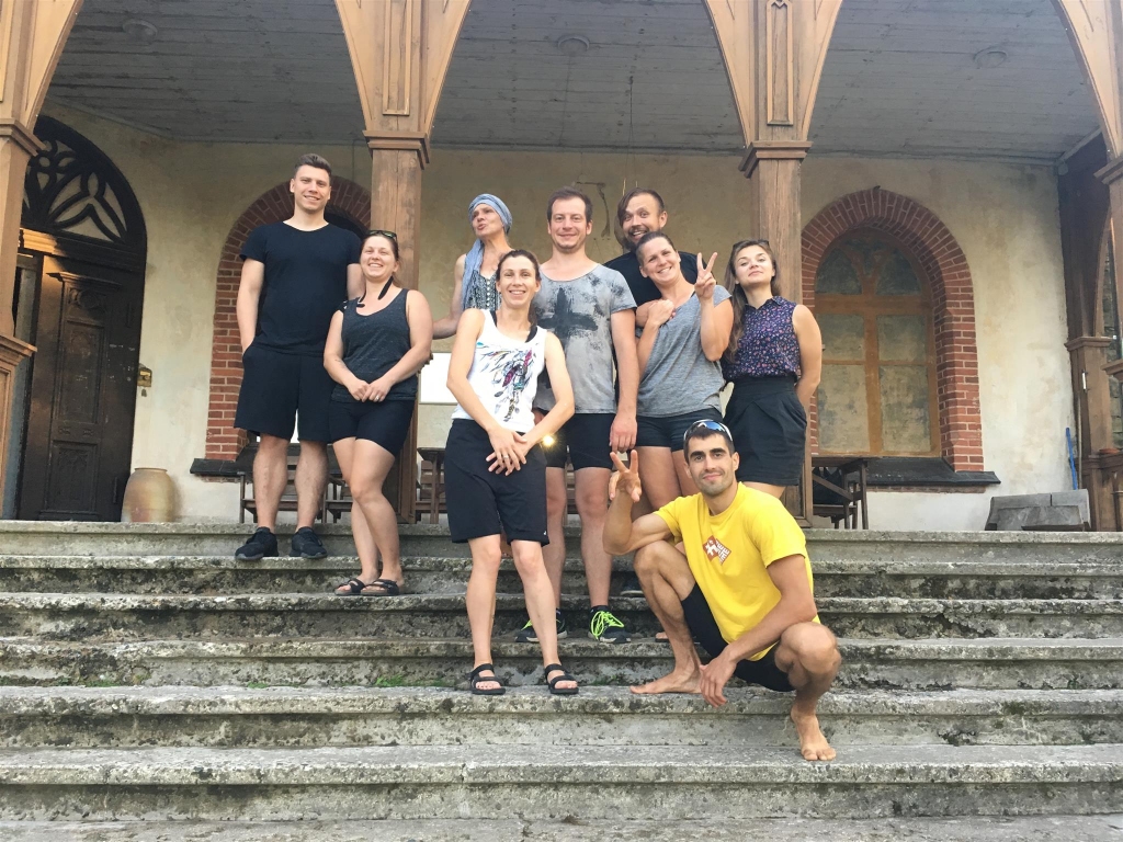 Ceļotāji uz Zvārtavas pils kāpnēm kopā ar lielisko gidi.                                                                    
Autors: NO PERSONĪGĀ ARHĪVA