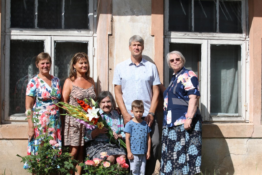 Trešdien smilteniete Aina Suškēviča (vidū) svinēja savu deviņdesmito dzimšanas dienu. Svētkos kopā ar gaviļnieci bija vedekla Anita (pirmā no kreisās), meita Lolita, mazmazdēls Rūdis, Smiltenes novada domes priekšsēdētāja vietnieks Aigars Veldre un Smiltenes Pensionāru apvienības pārstāve Vija Garaissila.                           
Autors:  SANTA SINKA