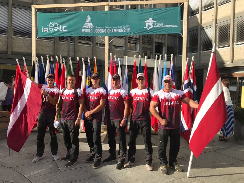 Latvijas kokgāzēju komanda 33. pasaules kokgāzēju čempionātā, Norvēģijā, Lillehammerē: no kreisās -  Pēteris Ķepītis (U24), Ģirts Abizārs (komandas vadītājs), Gatis Brencis (“Profi”), Anatolijs Seļivanovs (“Profi”), Gvido Ķepītis (“Profi”), Māris Osis (tehniskais vadītājs)
Autors: BIEDRĪBA “MEŽA SPORTS”