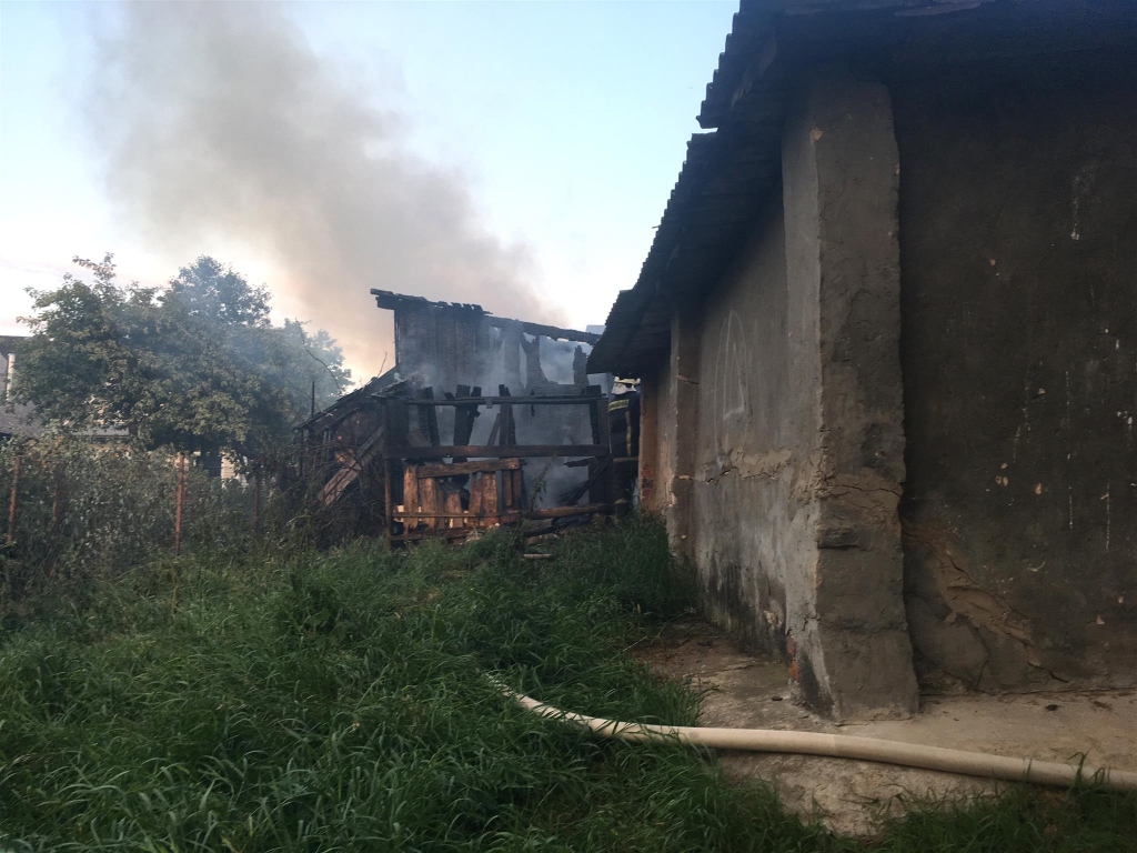 Aizvadītā piektdiena valcēniešiem, kuri savu malku uzglabāja malkas šķūnīšos pie Rīgas ielas 6A un 6B daudzdzīvokļu namiem, beidzās ar nepatīkamām sajūtām un uztraukumu, jo izcēlās ugunsgrēks un nu būs atkārtoti jāiegādājas kurināmais.                                                                                                                               
Autors:  ANCE ANDRĒJEVA-EMPELE 