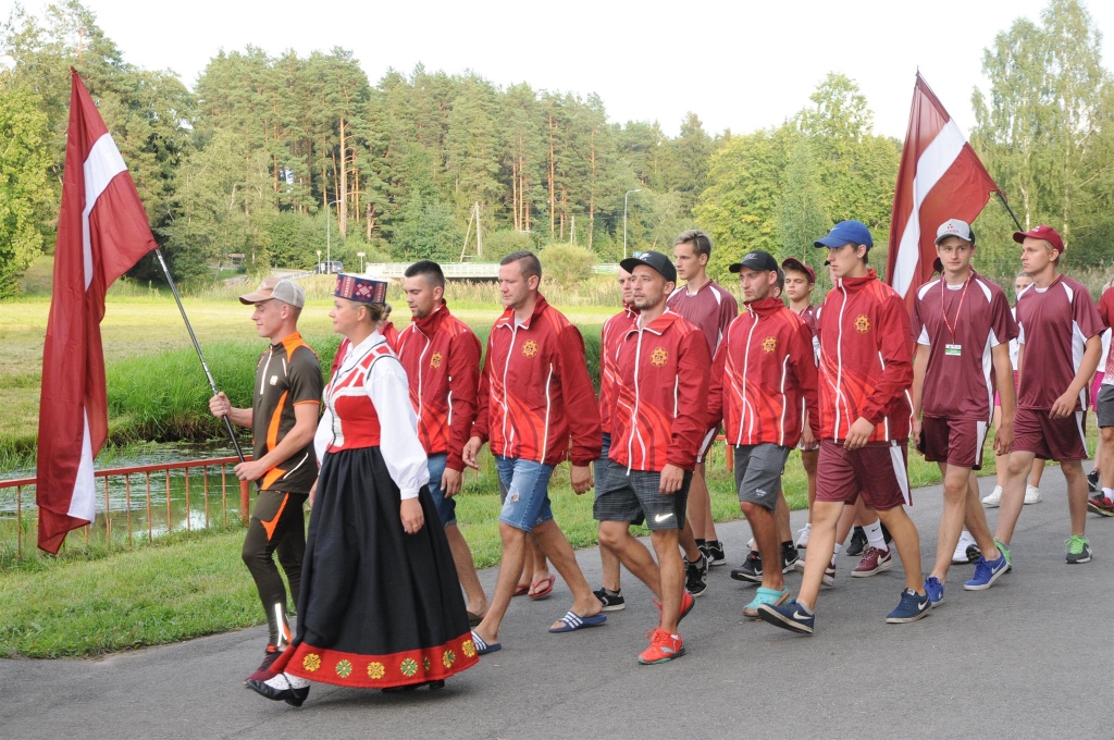 Aizvadītajā ceturtdienā atklāšanas parādē Latvijas izlase vēl nezināja, ka 42. Baltijas valstu čempionāta ugunsdzēsības sportā izcīnīs uzvarētāja titulu.                                                                                                        
Autors:   INGA KARPOVA