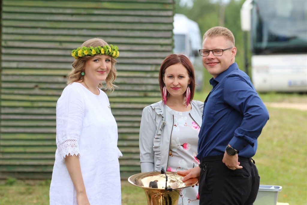 II Tautas mūzikas festivāla “Madaras 2018” rīkotāja komponiste Madara Kalniņa (no kreisās) kopā ar draudzeni, neatsveramu palīdzi pasākuma norisē Lieni Zvirbuli un talantīgo Kasparu Šmitu.                                
Autors:  SANTA SINKA