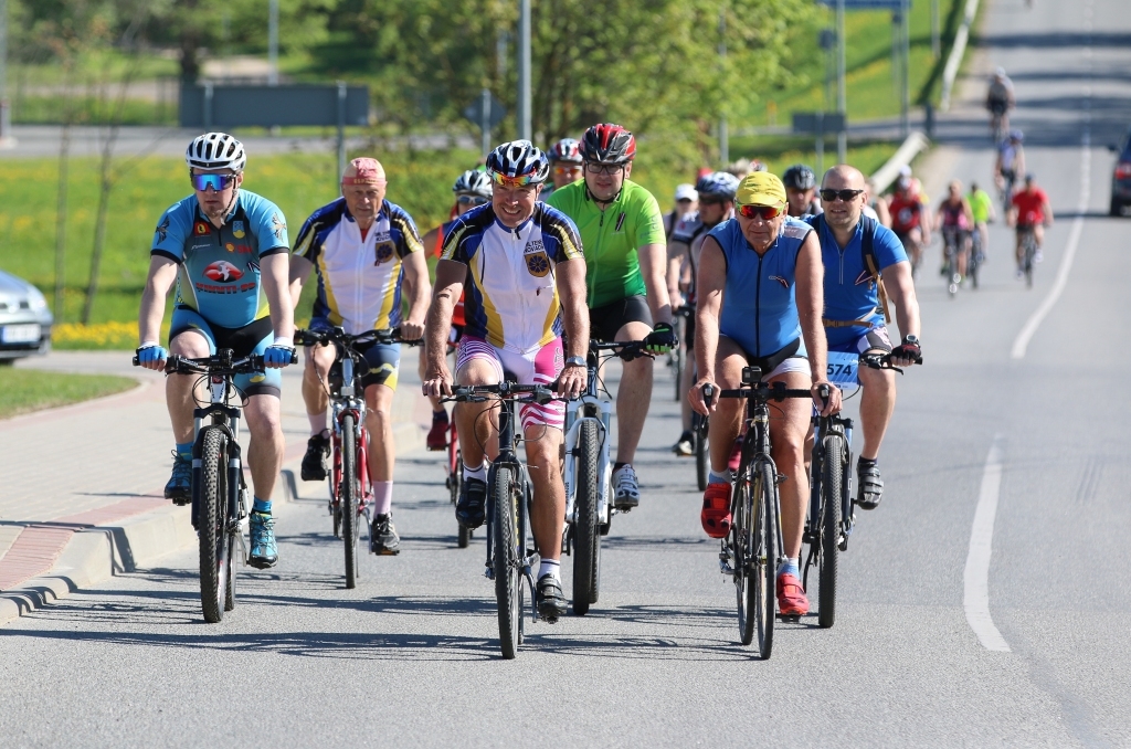 Attieksmi un mīlestību pret savu zemi var paust dažādi. Par godu Latvijas simtgadei svētdien, 13. maijā, pirmo reizi Smiltenes novadā notika Vienības brauciens. Rosīgais, sportiskais un riteņbraukšanas tradīcijām bagātais Smiltenes novads aicināja ikvienu aktīvās atpūtas cienītāju doties simts kilometru garā velobraucienā, riteņojot cauri visiem novada pagastiem. Aicinājumam atsaucās vairāki desmiti Smiltenes novada iedzīvotāji. Nedaudz vairāk kā trīsdesmit riteņbraucēju pieveica visu garo distanci, bet vairākas ģimenes ar bērniem pievienojās noslēdzošajos posmos Bilskā un Blomē.          