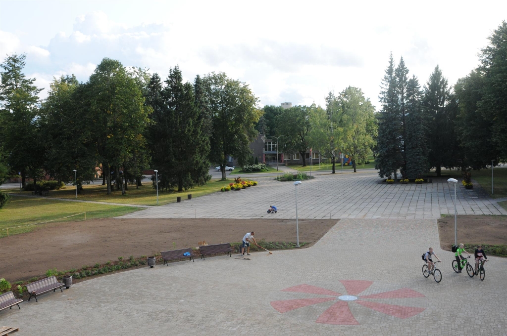 Valkas pilsētas Lugažu laukums piedzīvojis būtiskas pārmaiņas, proti, pakāpeniski tas pārtop par parku ar jauniem apstādījumiem, zālājiem un atpūtas soliņiem.                                                                                    
Autors:   INGA KARPOVA