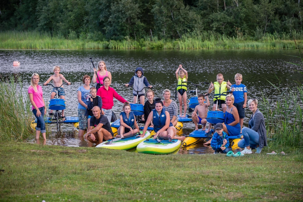 Biedrības “VeloLifestyle/Smiltenes BJSS” riteņbraucēji kopā ar saviem vecākiem un treneri Agni Apsi pa vidu startiem sacensībās izbaudījuši pelnītu atpūtu atpūtas bāzē “Slīpi”.                                                                                                                                                                                                     
Autors: AGNIS MELDERIS