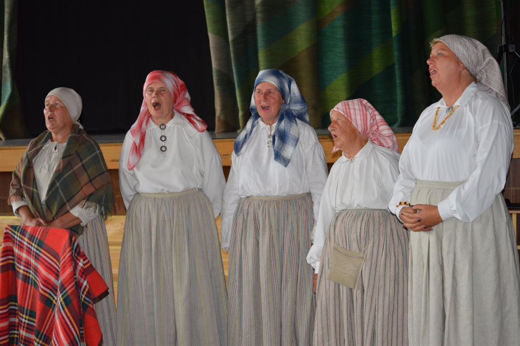 Nodarbību noslēgumā skolotājiem uzstājās viesi – Strenču novada Jērcēnu pagasta folkloras kopa “Mežābele”. “Mūžu dzīvu, mūžu mācies. Dalāmies ar jums savā pieredzē,” skolotājus uzrunāja fokloras kopas vadītāja Arta Šomase (no kreisās).