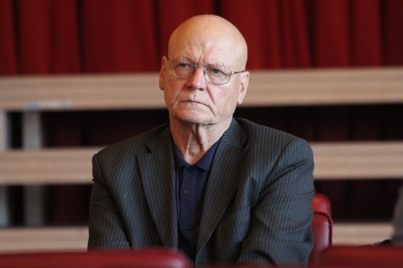 Jaunās konservatīvās partijas 13. Saeimas deputātu kandidāts Jānis Siliņš vairāk nekā 40 gadus veltījis trenera darbam un pedagoģijai Smiltenē un Valmierā, politikai divdemsit. Uz Saeimu viņš kandidē trešo reizi, vienreiz tajā izdevās iekļūt.