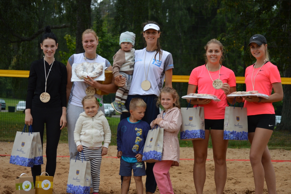 Attēlā: Godalgotas vietas pludmales volejbola turnīrā komandu konkurencē Smiltenē ieguva: 2. v. – Liene Krūmiņa (no kreisās) un Marta Deņīsova (fotografēšanās brīdī nav klāt), 1. v. – Elīna Aģe un Madara Ciemiņa, 3. v. – Kristīne Amanda Vergina un Arta Logina.
Autors: Sandra Pētersone