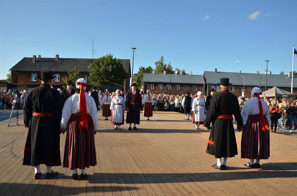 Šo trešdien Igaunijas pilsētā Valgā svinīgi tika atklāts pilsētas jaunais centrālais laukums.  Kopā ar igauņiem  svētkus svinēja arī Valkas iedzīvotāji, apliecinot, ka ir pamats teiktajam – “viena pilsēta divās valstīs”.                                                                                                                                                  
Autors:  ROBERTS JOHANSONS 