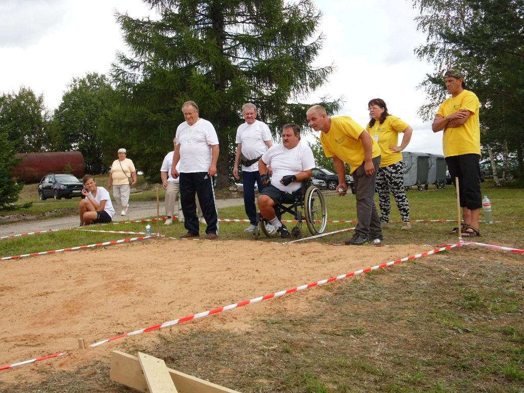 Viens no gaidītākajiem notikumiem cilvēkiem ar īpašām vajadzībām ir sporta spēles. Šoreiz invalīdi no dažādiem Latvijas novadiem, tostarp biedrības “Atbalsts cilvēkiem ar īpašām vajadzībām” sportiskākie biedri, tikās Alūksnes novadā.                                                     
Autors:  NO PERSONĪGĀ ARHĪVA