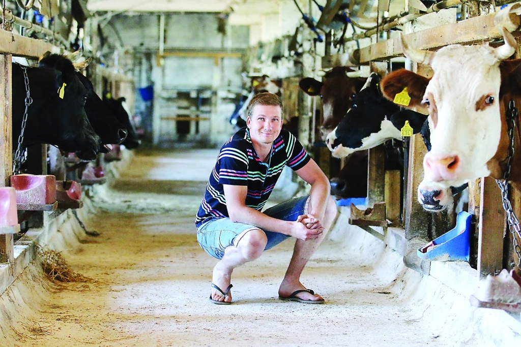 Kopš 2016. gada ziemas vijciemietis Ingars Atlācis ir zemnieku saimniecības „Peņģu ferma” īpašnieks. Saimniecību, kurā audzē piena lopus, viņš pārņēma no vecmammas. 
Autors: Santa Sinka