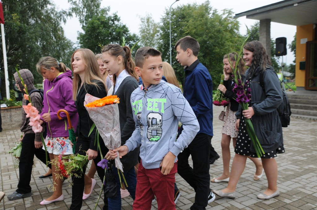 Skolēniem un vecākiem ierasts, ka skolas sākums ir 1. septembrī. Šogad pirmā skolas diena būs pirmdien, 3. septembrī. Valkā to svinēs neierasti un, šķiet, – interesanti. Tikai būs vajadzīga pašu skolnieku ieinteresētība un atbalsts.                                                                                                                                                                                   
Autors:   INGA KARPOVA