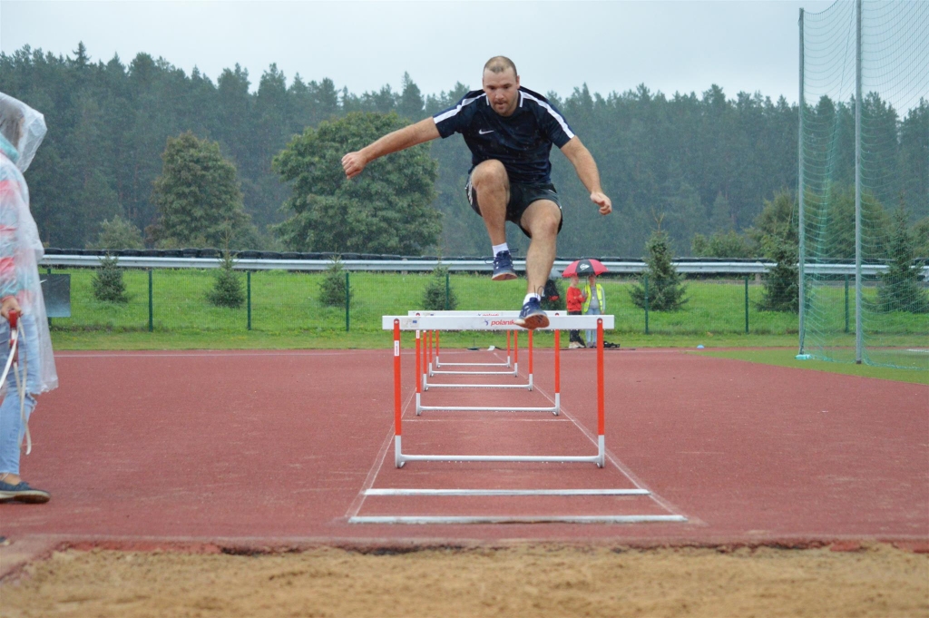 Viens no sporta svētku pārbaudījumiem komandām bija barjerotā tāllēkšana, kurā apvienotas divas vieglatlētikas disciplīnas. Uz starta – Mārtiņš Briedis no komandas “Iedod avansu”.