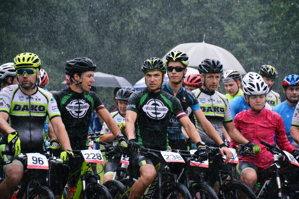 MTB riteņbraucējiem laikapstākļi rada papildu grūtības.       
Autors:  DACE PŪCE