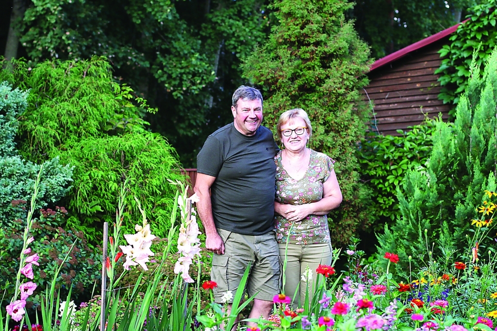 Dagnija un Mihails Feldhūni jūtas patiesi pārsteigti un vienlaikus pagodināti, ka viņu ģimenes īpašums sakoptības konkursā uzvarēja nominācijā “Sakoptākā ģimenes māja pilsētas un ciema teritorijā Smiltenes novadā 2017”. Saltupu 186 saimniece Dagnija teic, ka viņai vislabāk patīk ainava, kāda paveras lūkojoties uz pagalmu no klēts augšas.  Savukārt aiz mājas ierīkotajā atpūtas vietā labi raisās idejas turpmākiem darbiem un vasaras sezonā top gardas maltītes uz grila un kūpinātavā.
Autors: Santa Sinka