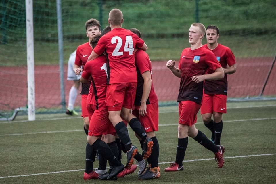 Viņi iepriecināja, - “FK Smiltene/BJSS” (attēlā) mājas spēlē ar 7:0 sagrauj komandu “FK Auda”.                                                             
Autors:  GATIS SAMUČONOKS