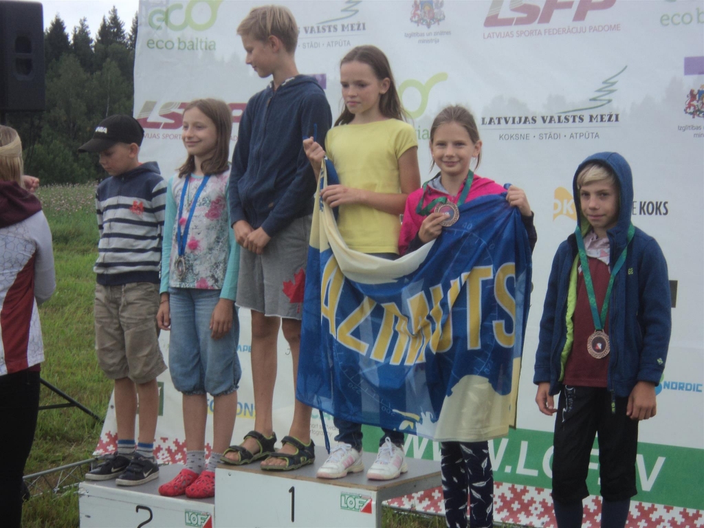Valmieras čempionātā orientēšanās sportā komandai “OK Azimuts/Smiltenes BJSS”  S10 grupā ir pat divas medaļas: 1. vietā -  Kitija Abula (vidū no kreisās ar “Azimuta” karogu), 3. vietā – Marta Morīte (blakus).   
Autors:  ALDIS LAPIŅŠ