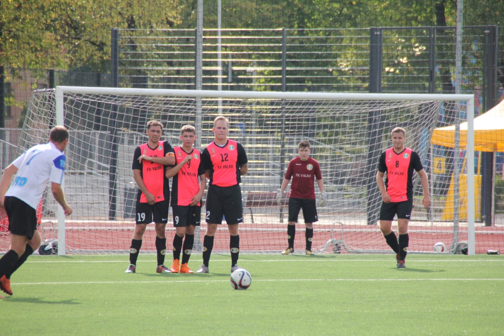 FK “Valka” futbolisti sekmīgi aizsargājās pret visiem laukuma saimnieku centieniem gūt vārtus.                                                              
                                                                                                                                                                            
Autors:  ENIJA STAHOVSKA