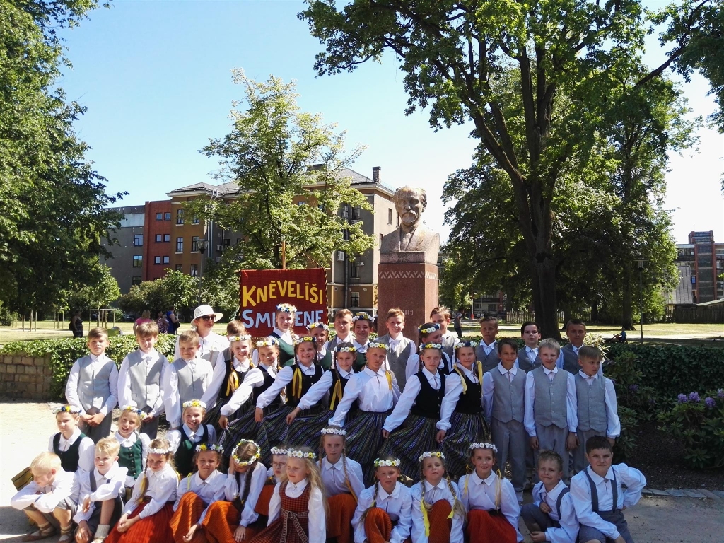 Jaunajā sezonā “Knēvelīšu” vecākās grupas, sākot no 1. klases, mainījušas nosaukumu un tagad ir “Dindari” (attēlā – Latvijas festivālā “Latvju bērni danci veda”).                                                                                  
Autors:  VIVITA ŽUKOVSKA