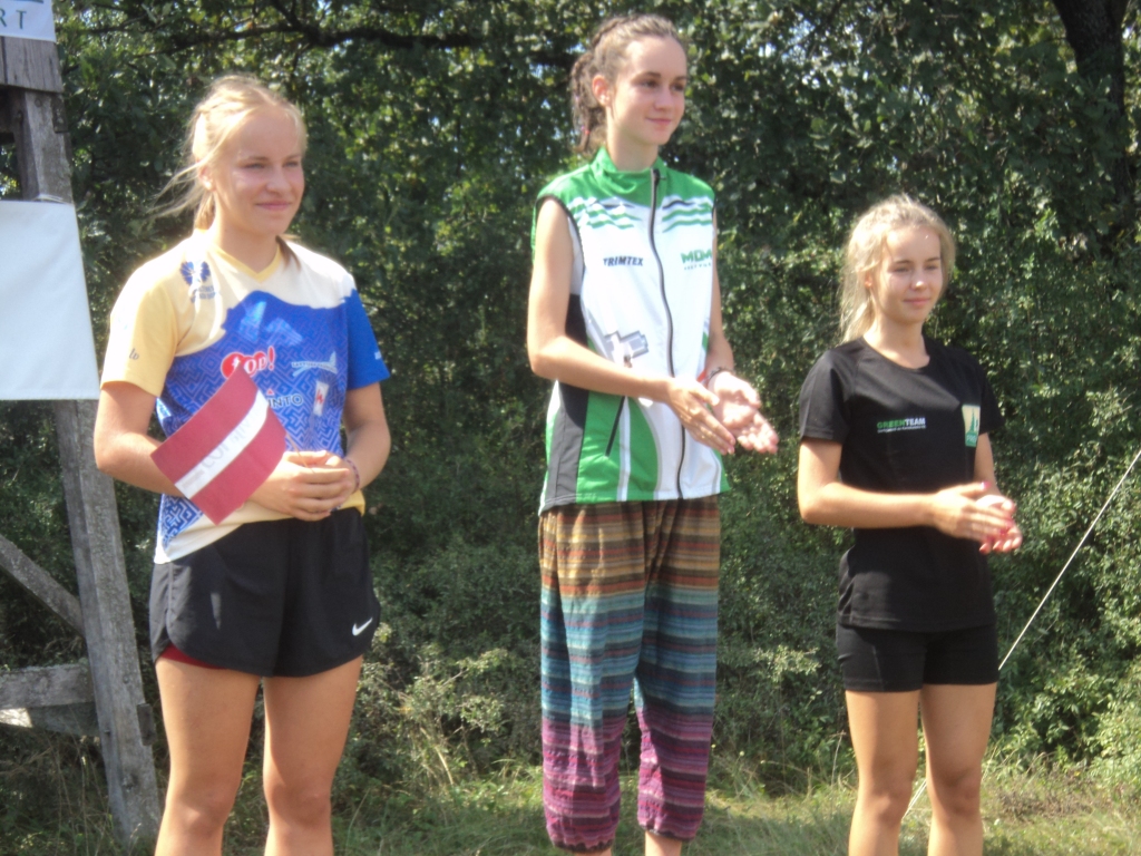 Visaugstāko vietu starptautiskajās sacensībās “Hungary Cup” no OK “Azimuts” komandas kopvērtējumā izcīnīja Agnija Caune (no kreisās), iegūstot 2. vietu. Attēlā blakus - uzvarētāja, pasaules junioru čempione, ungāriete Csilla Gardony  un 3. vietas ieguvēja ungāriete Fanni Pasti.
Autors: ALDIS LAPIŅŠ