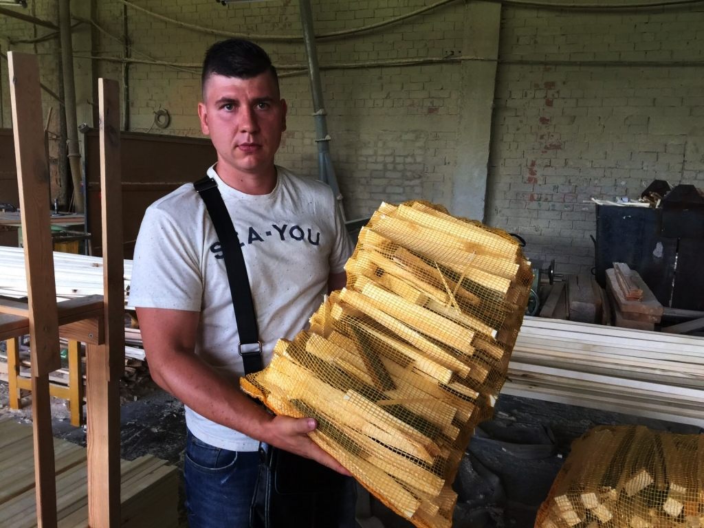 
SIA “Folkland Timber” izpilddirektors Sergejs Kuncevičs lepojas, ka ražošanas procesā tiek izmantoti 99,99 procenti koksnes. Pārpalikumi no mēbeļu ražošanas tiek pārdoti vietējā malkas tirgū.