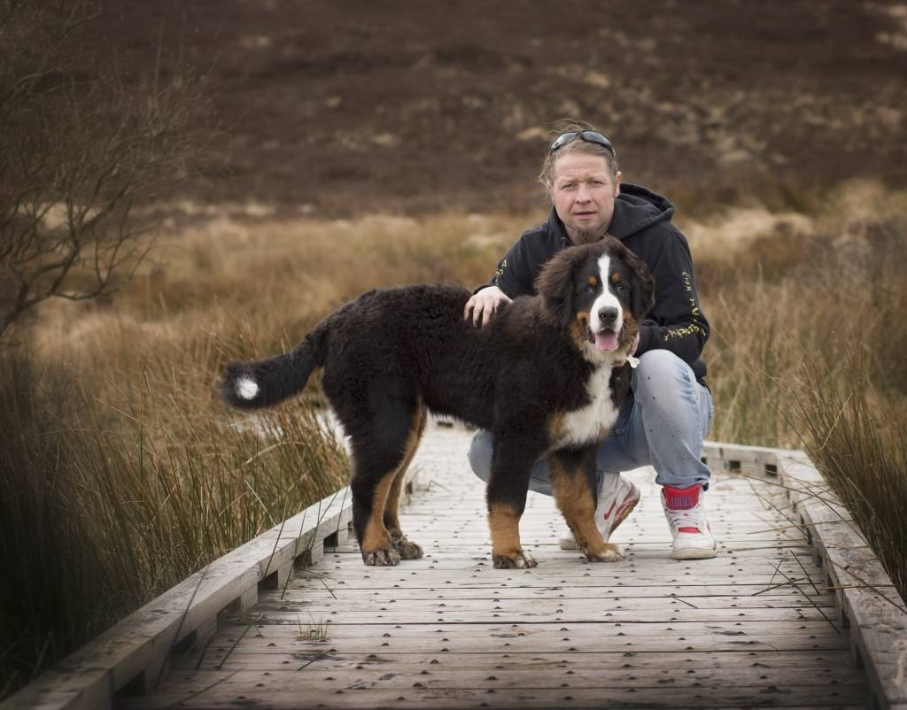 “Bērni ir liela atbildība,” atzīst bijušais valcēnietis  46 gadīgais Raivo Podnieks, kurš nu jau 12 gadus dzīvo Īrijā, ir septiņu bērnu tēvs un divu mazmeitiņu vectēvs. Kaut pats smejot saka: ”Šausmas”, tieši bērni ir Evitas un Raivo lielākā bagātība un dzīves saturs. Un visa dzīve riņķo ap viņiem.
Autors: EVITA ELKSNE