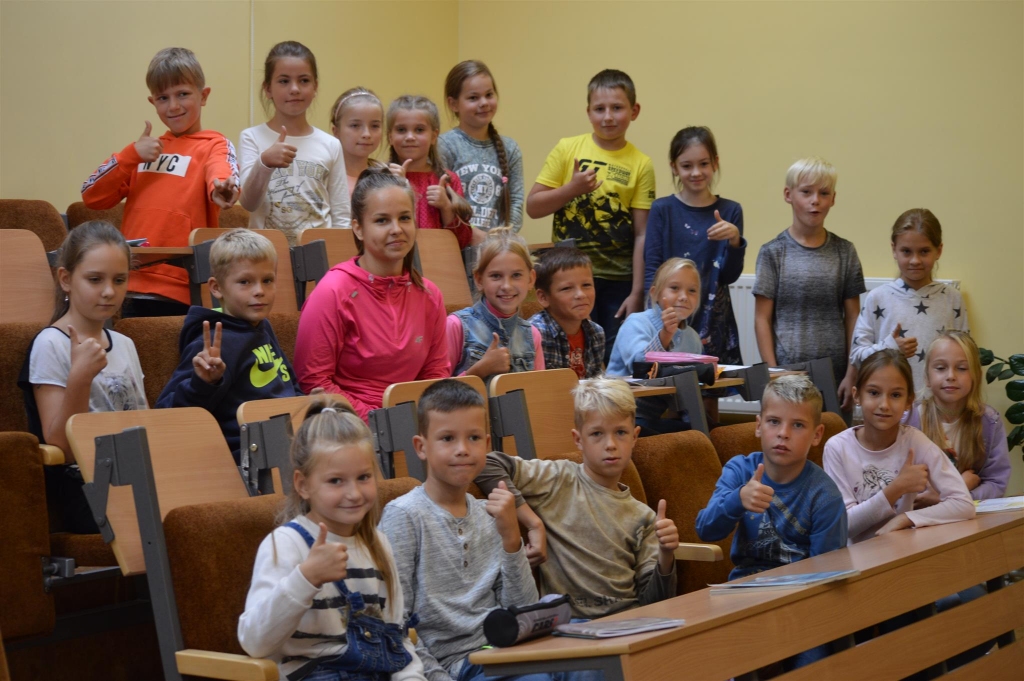 Uzzinot, ka viņu jaunā sporta skolotāja Rebeka Laure (vidū) ir Latvijas sieviešu florbola izlases spēlētāja, Strenču novada vidusskolas trešklasnieki atzinību pauda, paceļot īkšķi. Rebeka ar viņiem strādās projektā “Sporto visa klase”.                                                                                                                                                               
Autors:  SANDRA PĒTERSONE