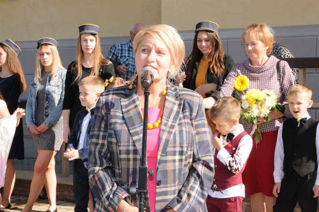Uzsākot jauno mācību gadu, Valkas Jāņa Cimzes ģimnāzijas direktore Lilita Kreicberga ir pārliecināta, ka, radot mūsdienīgu mācību vidi, skolēniem būs interese mācīties tuvāk savai dzīvesvietai, nevis doties uz citu novadu mācību iestādēm. Valkā ir visas iespējas iegūt pamatīgas un konkurētspējīgas zināšanas. To apliecina arī Latvijā veidotie skolu reitingi.                                                                                                                                         
Autors:   INGA KARPOVA