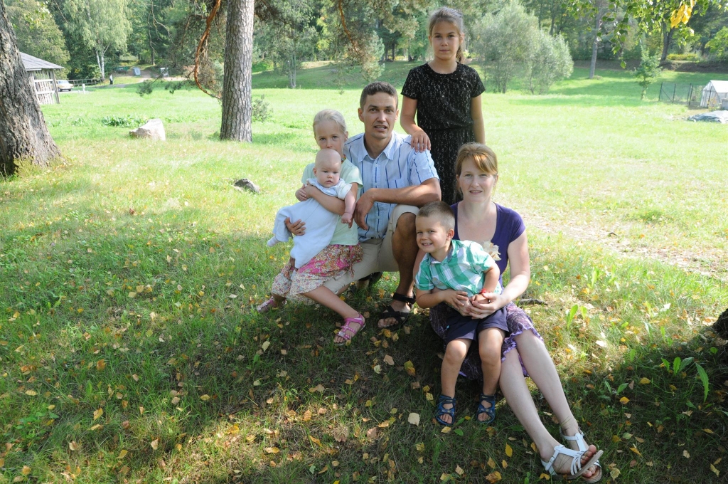 Solvita un Mikus Mezīši audzina bērnus, veltot tiem dārgāko, kas cilvēkam ir, – savu laiku, uzmanību un mīlestību.   

Autors:  INGŪNA JOHANSONE