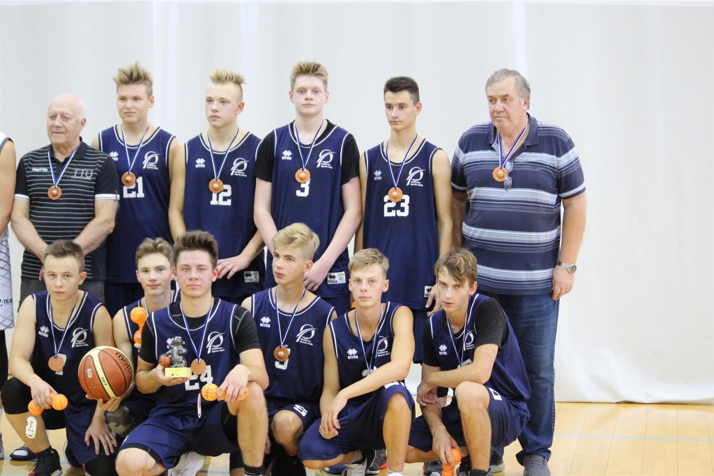 Starptautiskā basketbola turnīrā Igaunijā sevi labi parādījusi Smiltenes sporta skolas 2002. gadā dzimušo jauniešu komanda, attēlā – ar treneri Aivaru Stankēviču (no labās).                                                                     
Autors:   IVARS JOKSTS
