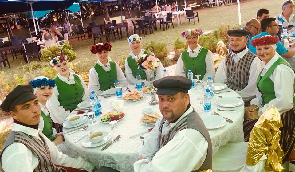 Festivāla rīkotāji - Mersinas pašvaldība - rīpējās par savu uzaicināto viesu ēdināšanu un izmitināšanu viesnīcā.  