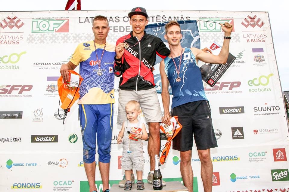 Par Latvijas čempionu vidējā distancē elites grupā kļuva Edgars Bertuks (vidū), otrais – grundzālietis Artūrs Pauliņš (no kreisās), bet trešais Jānis Tamužs.   
Autors:  NO LOF ARHĪVA             