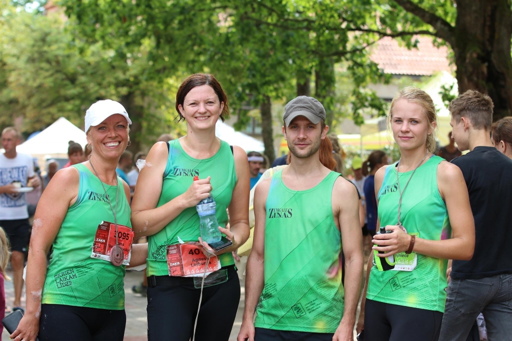 Sports vieno un satuvina. To noteikti var attiecināt uz laikraksta “Zemgales Ziņas” kolēģiem, kuri, apvienojoties ar draugiem un radiem, piedalās katrā taku skrējienu seriāla “Stirnu buks” posmā. Šlokenbekas muižā sastapu tikai mazu daļu no viņu superkomandas. “Stirnu bukam” piemīt kas maģisks – tas saved kopā cilvēkus. Tur pirmo reizi klātienē satiku “Zemgales Ziņu” redaktori Agnesi Leiburgu (otrā no kreisās), attēlā kopā ar Janu Romanovsku (pirmā no kreisās), Endiju Zariņu un Kristīni Lejnieci.                                                                                     

Autors:  SANTA SINKA
