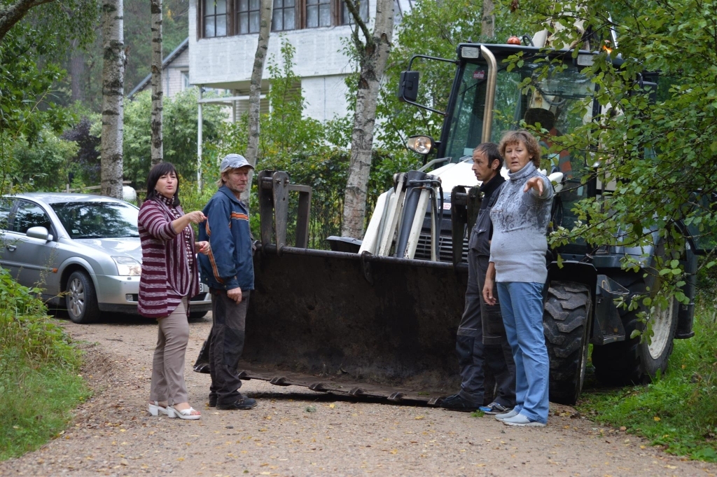 Strenču novada domes speciālistēm Ivetai Encei (no kreisās) un Inesei Kārkliņai vēl ir ierosinājumi, kā pašvaldības strādnieki varētu uzpucēt piegulošo teritoriju gar lielo taku, pa kuru tagad ērti no Trikātas ielas var nokļūt līdz Gaujas krastam.
Autors: Sandra Pētersone