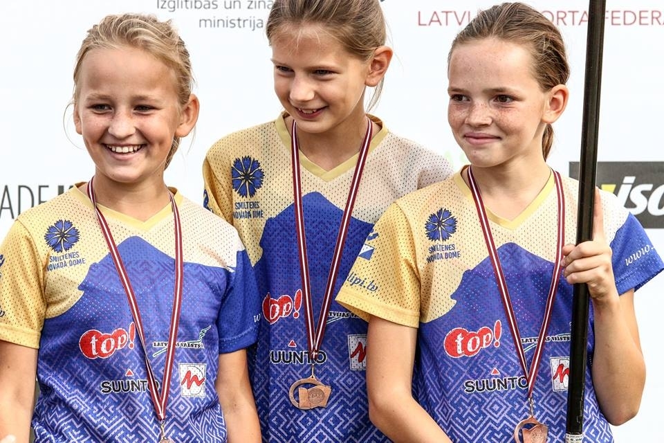 Latvijas čempionātā orientēšanās sportā stafetē panākums, izcīnot trešo vietu, Smiltenes BJSS meitenēm – grundzālietēm Anetei Stabiņai (no kreisās), Martai Morītei un Kitijai Abulai.  
Autors: No LOF arhīva