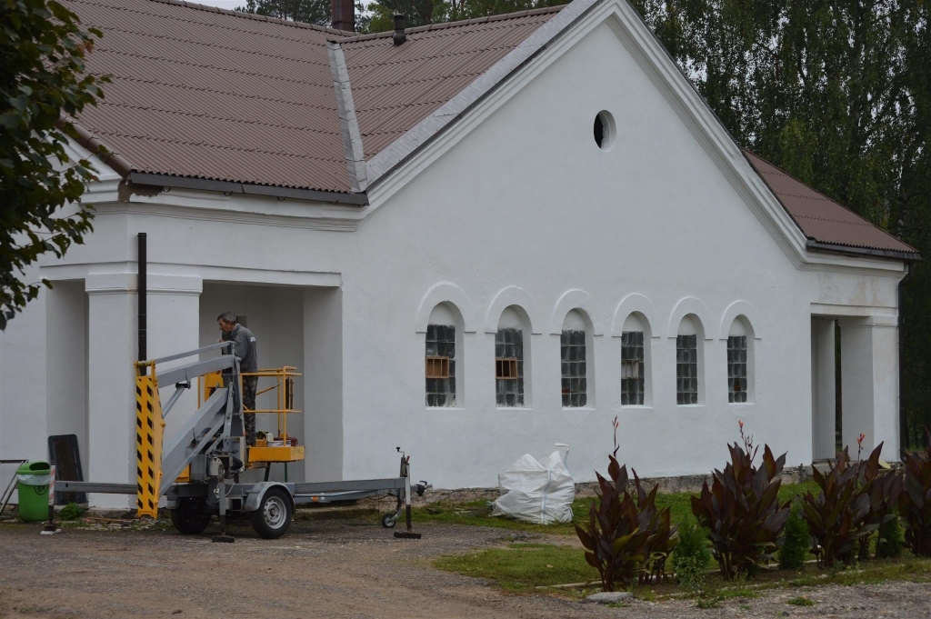 Lai Strenču publiskā pirts izskatītos tik glīti, lielu darbu paveicis novada pašvaldības remontstrādnieks Valērijs Bibiks. 
Autors: Sandra Pētersone