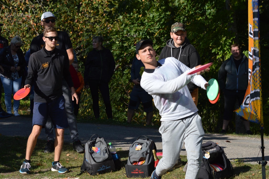 Kā pareizi jāspēlē disku golfs, palsmaniešiem un viņu viesiem svētdien demonstrēja golfa kluba “Chilli Disc Golf Latvia” komanda un Latvijas čempions disku golfā bērnu grupā Mareks Vaičulis (aizmugurē no labās). 
Autors:  SANDRA PĒTERSONE