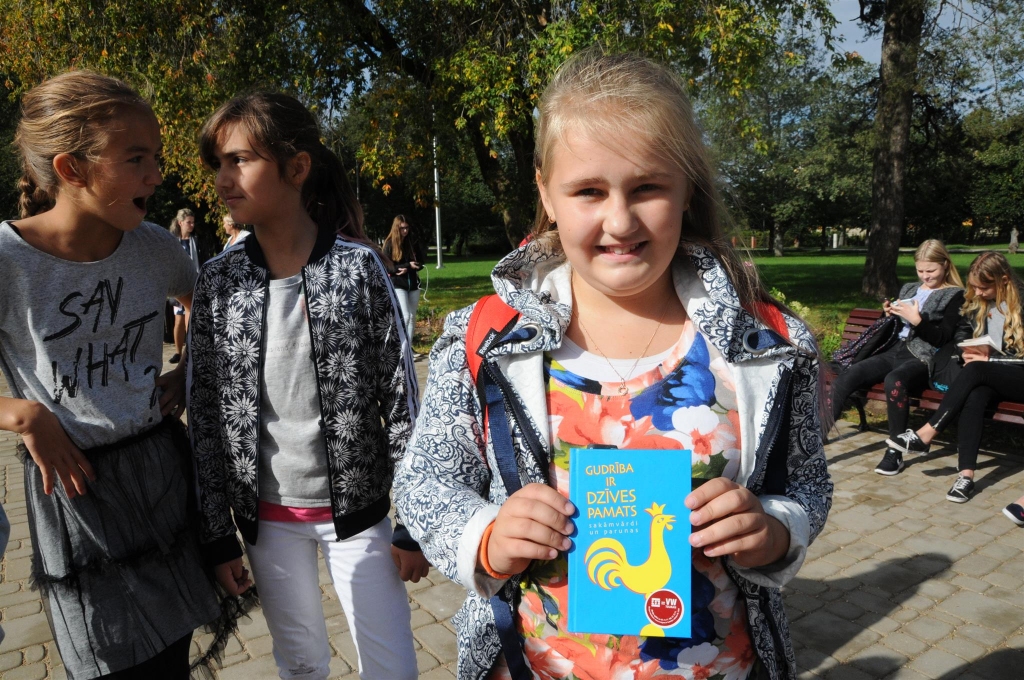 Aizvadītajā piektdienā Dzejas dienu pasākumā “Dzeja iziet pilsētā” Lugažu laukumā Valkas Jāņa Cimzes ģimnāzijas 4. klases skolniece Samanta Zālīte lasīja dzejoli par darbošanos.                                                      
Autors:  INGA KARPOVA