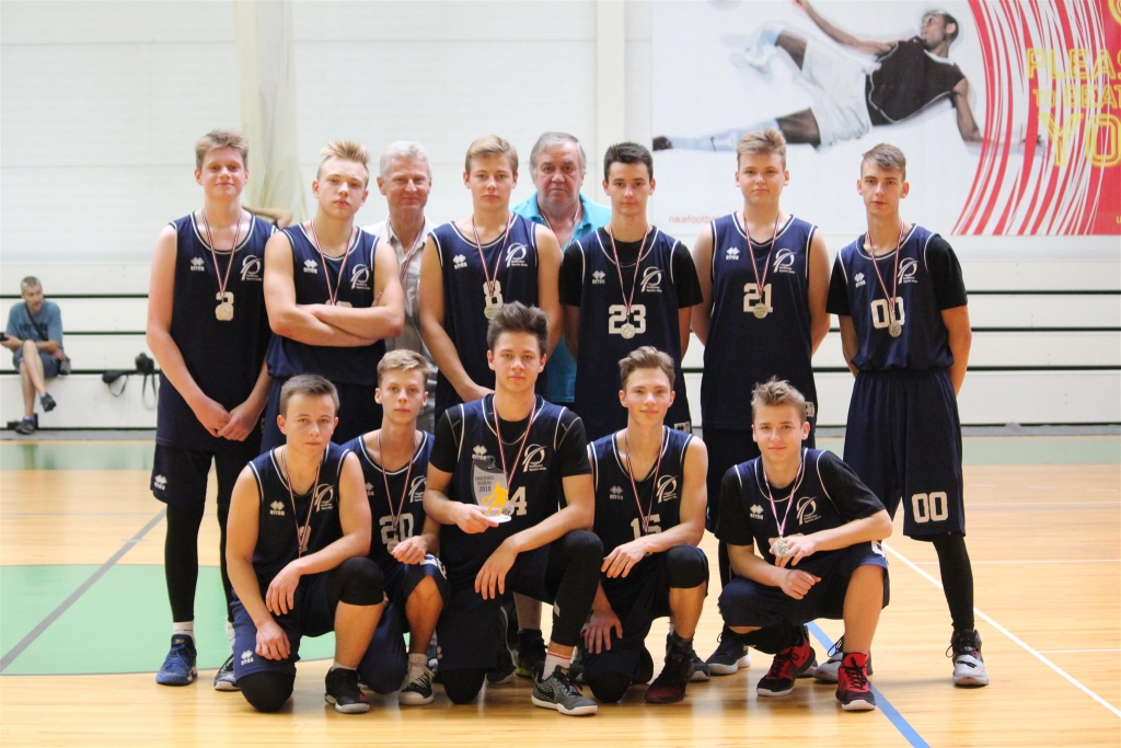 Starptautiskajā basketbola turnīrā “Smiltenes rudens 2018” no Smiltenes sporta skolas komandām augstāko vietu izcīnījuši U-17 grupas jaunieši, iegūstot sudraba medaļas (attēlā kopā ar sporta skolas direktoru Ivaru Jokstu un treneri Aivaru Stankēviču).                                                                                                                         
Autors:  ARTŪRS JANSONS