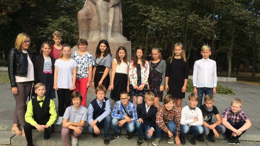 Pateicoties Blomes pamatskolas 6. klases skolniekam Ričardam Āgarim, kura dzejolis publicēts grāmatā “Garā pupa”, visi viņa klasesbiedri kopā ar skolotājām Dzintru Palmu un Artu Egli devās ekskursijā uz Rīgu. 
Autors:  NO PERSONĪGĀ ARHĪVA