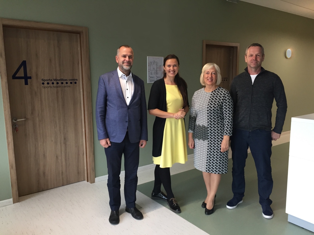 Foto (no kreisās): Valmieras pilsētas pašvaldības domes priekšsēdētājs Jānis Baiks, Sporta veselības centra vadītāja Elīna Mičule - Bikauniece, Valmieras Bērnu Sporta skolas direktore Līga Dzene, SIA 