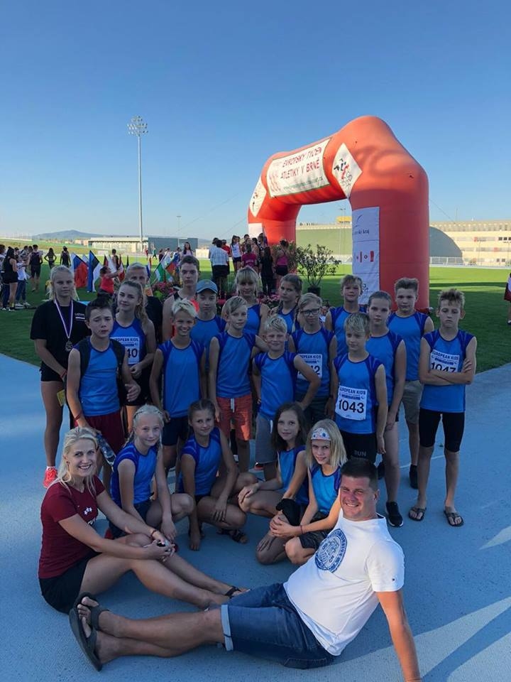 Attēlā: Smiltenes sporta skolu sacensībās “European Kids Athletic Games 2018” pārstāvēja 21 viegaltlēts un treneri Ingars Grēns un Sindija Grēna.
Autors: no personīgā arhīva