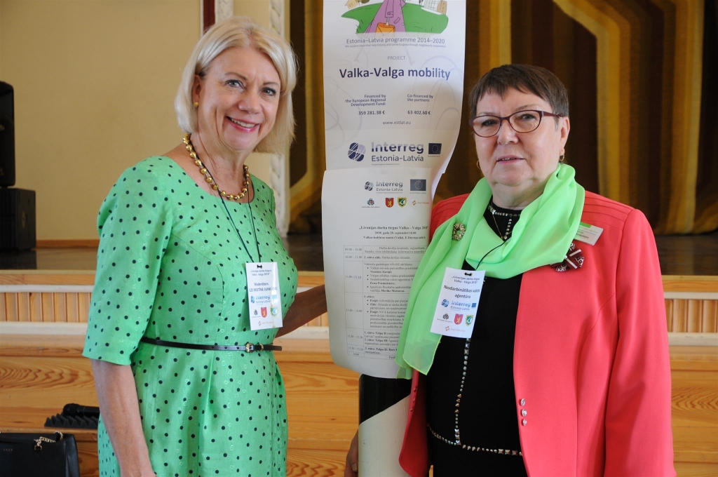 Vakar Livonijas darba tirgū Valkā, kuru sadarbībā ar Igaunijas Bezdarba apdrošināšanas fondu organizēja arī Nodarbinātības valsts aģentūras Valkas filiāles vadītāja Erna Pormeistere (no labās) ar savu komandu, piedalījās Latvijā pazīstamā mentore un televīzijas raidījumu vadītāja Ilze Jurkāne. 