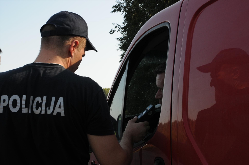 Kārtības policijas reidā nepaveicās autovadītājam Viesturam no Ogres puses, kuru ceļā no Ērģemes uz Valku bez autovadītāja apliecības un  transportlīdzekļa īpašnieka civiltiesiskās atbildības apdrošināšanas obligātās apdrošināšanas (OCTA) EDWARD reidā par ātruma pārsniegšanu “pieķēra” Valsts policijas Vidzemes reģiona Kārtības policijas rotas komandieris Jānis Goba un jaunākais inspektors Ivars Boževnieks (attēlā).               
Autors:  INGA KARPOVA 