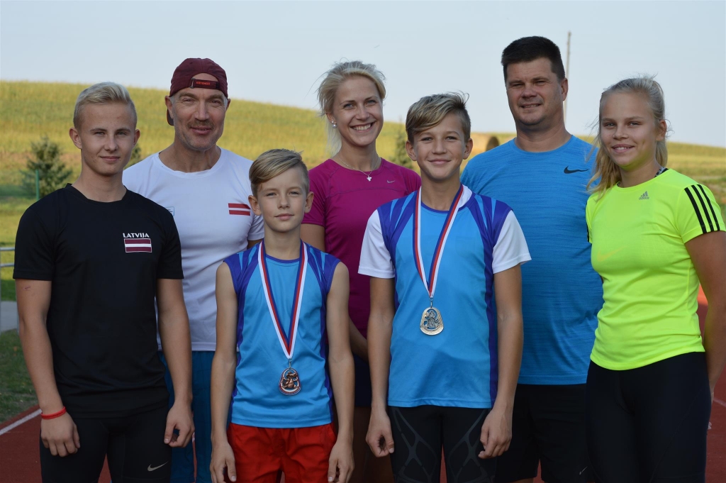 Starptautiskās sacensībās ārzemēs sīvā konkurencē medaļas izcīnījuši Smiltenes sporta skolas vieglatlēti Ginters Ķelps (no kreisās), Emīls Goba, Jorens Miķelsons un Hanna Gabriela Ziemiņa, par to prieks ir treneriem Guntaram Marksam (2. rindā no kreisās), Sindijai Grēnai un Ingaram Grēnam.                                                
Autors:  SANDRA PĒTERSONE
