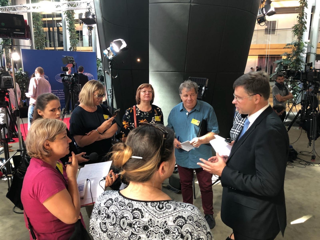 Bijušais premjers Valdis Dombrovskis ir augstā amatā Eiroparlamentā un viņa viedoklis bija interesants arī žurnālistiem no Latvijas. 
Autors: INGŪNA JOHANSONE