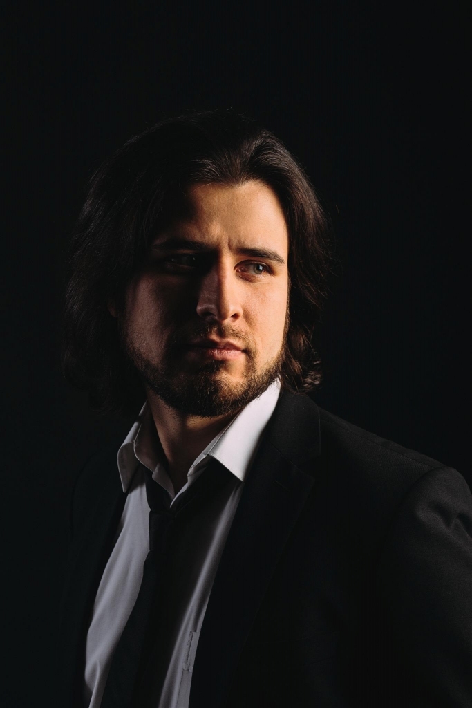 Mūzikas kritiķi vienam no redzamākajiem latviešu pianistiem Andrejam Osokinam piedēvē hipnotizējošu personības pievilcību un neparasti pārliecinošu dažādu mūzikas stilu izjūtu. 
Autors: Jānis Romanovskis 