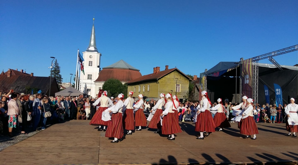 Šovasar Valgā svinīgi atklāja rekonstruēto vēsturisko centru, kas iekļausies Valgas un Valkas kopīgā centra teritorijā.                                   
Autors:  INGA KARPOVA