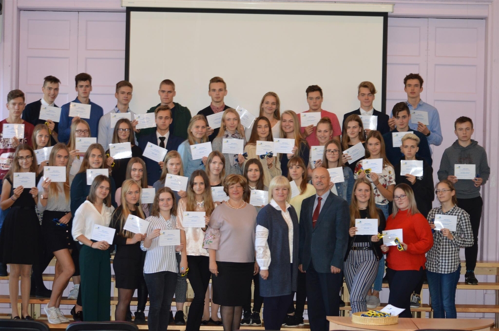 “Mēs ar viņiem lepojamies,” par pašvaldības stipendiātiem Smiltenes vidusskolas 10.–12. klašu audzēkņiem teic Smiltenes novada domes Izglītības pārvaldes vadītāja Gunta Grigore (1. rindā vidū no kreisās), Smiltenes vidusskolas direktore Ilze Vergina un novada pašvaldības izpilddirektors Kārlis Lapiņš.                                                                                                                                                                                                                                      
Autors:  SANDRA PĒTERSONE